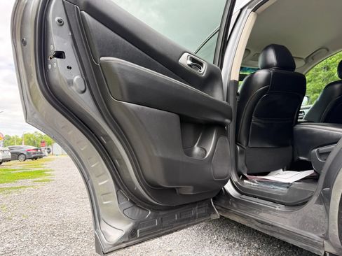 Used 2020 Nissan Pathfinder SL AWD/4WD image 28