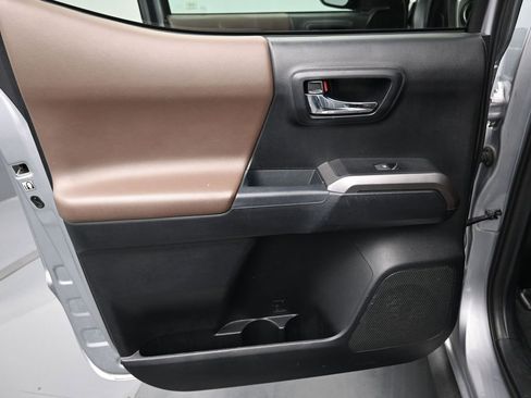 Used 2017 Toyota Tacoma Limited w/ Tow Package image 31