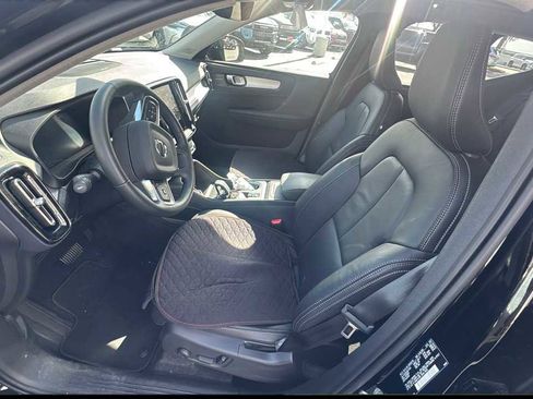 Used 2022 Volvo XC40 T5 Momentum w/ Premium Package image 3