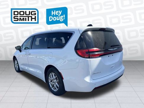 Used 2024 Chrysler Pacifica Touring-L FWD image 32