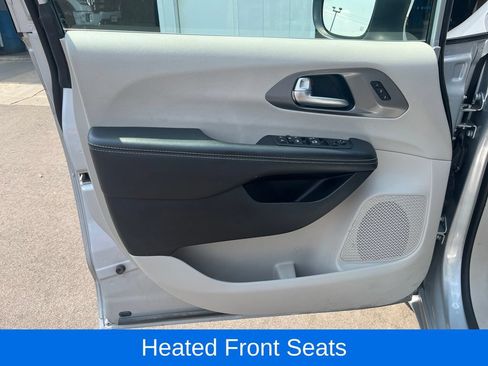 Used 2023 Chrysler Pacifica Touring-L FWD image 11