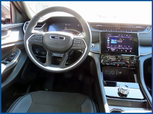 New 2025 Jeep Grand Cherokee Altitude image 13