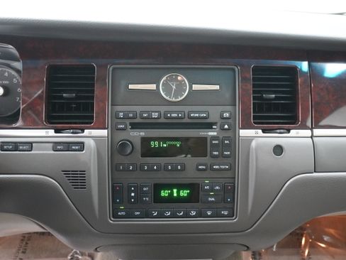 Used 2006 Lincoln Town Car Designer Series RWD image 17