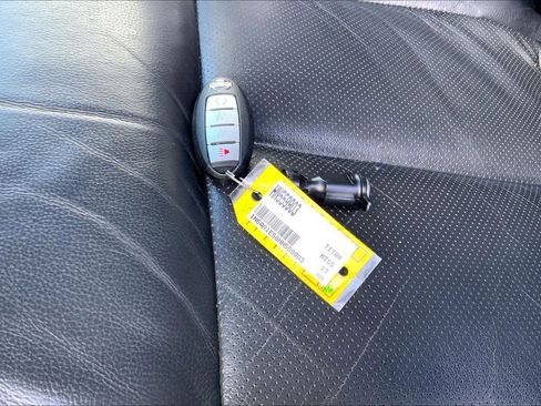 Used 2017 Nissan Titan SL image 15