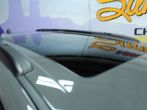 Used 2021 Chrysler Pacifica Limited w/ Uconnect Theater Family Group image 5