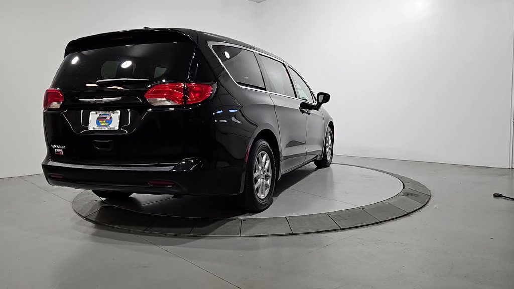 Used 2024 Chrysler Voyager LX FWD image 5
