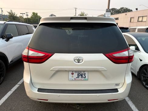 Used 2017 Toyota Sienna XLE Premium w/ Outdoor Package AWD/4WD image 5