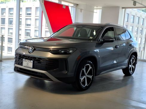 Used 2026 Volkswagen Tiguan SE w/ Panoramic Sunroof Package AWD/4WD image 1