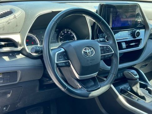 Used 2023 Toyota Highlander XLE AWD/4WD image 3