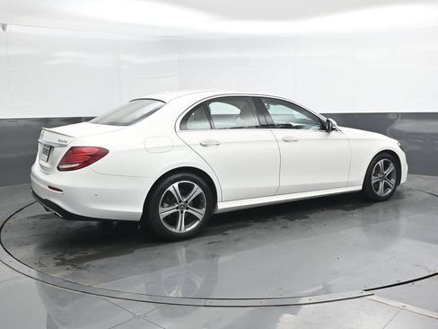 Used 2018 Mercedes-Benz E 300 4MATIC image 2