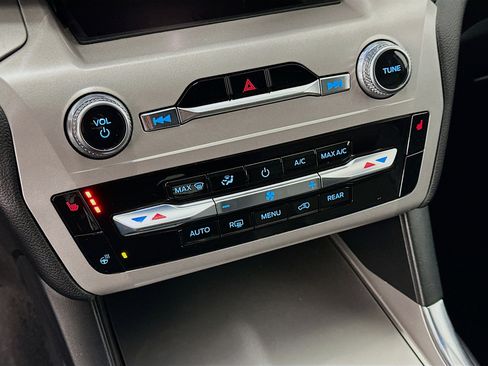 Used 2023 Ford Explorer XLT w/ Equipment Group 202A image 24