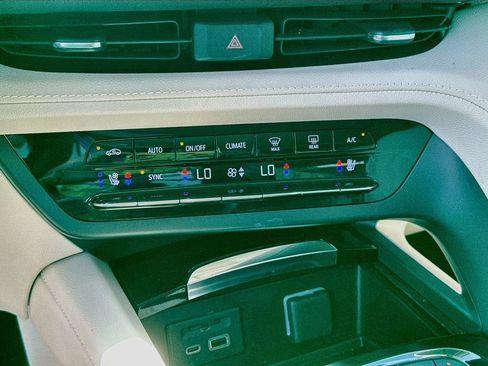 Used 2023 Buick Envision Avenir FWD image 19