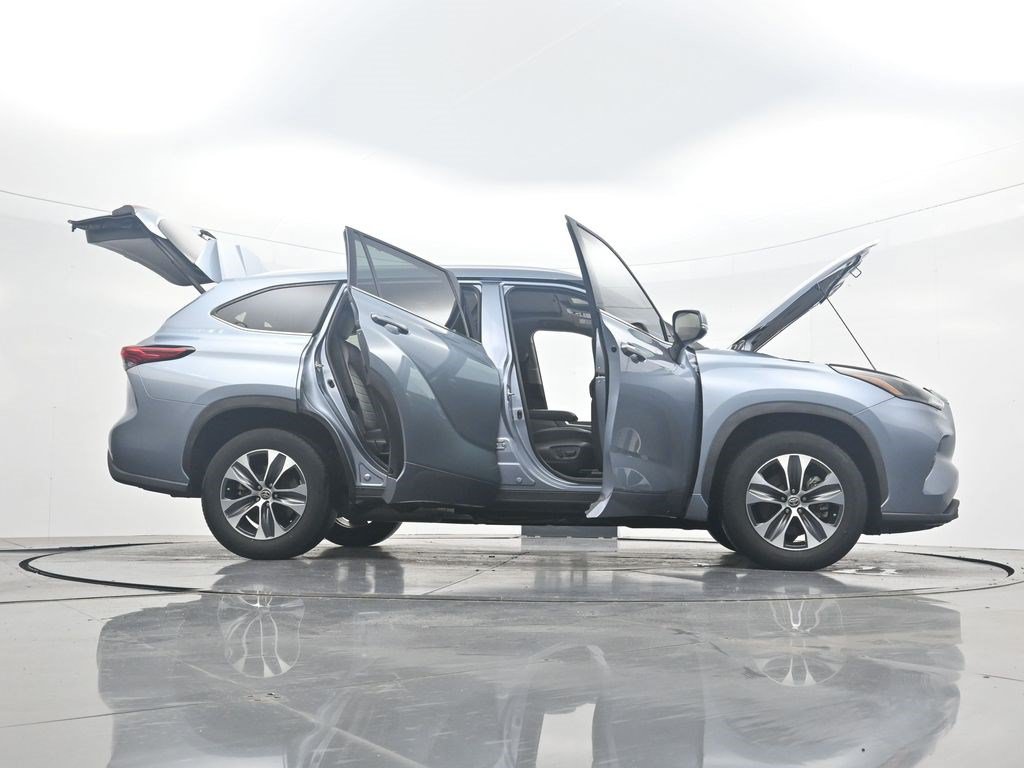 Used 2022 Toyota Highlander XLE FWD image 37