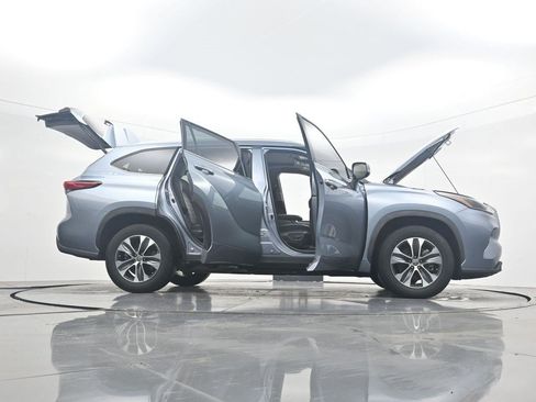 Used 2022 Toyota Highlander XLE FWD image 37