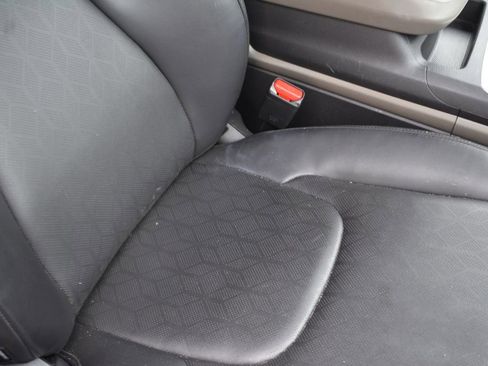 Used 2025 Kia Carnival FWD image 25