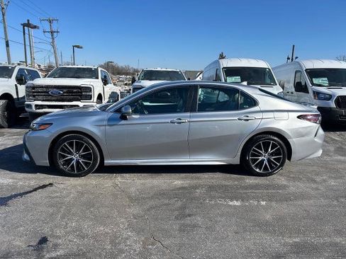 Used 2022 Toyota Camry SE image 4