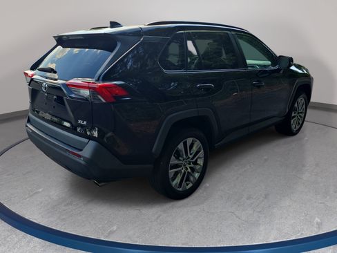 Used 2021 Toyota RAV4 XLE Premium FWD image 5