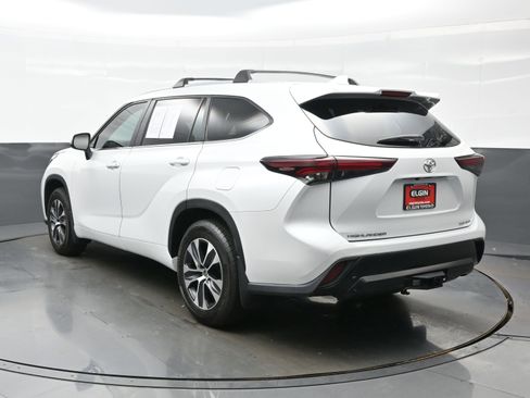 Used 2024 Toyota Highlander XLE AWD/4WD image 4
