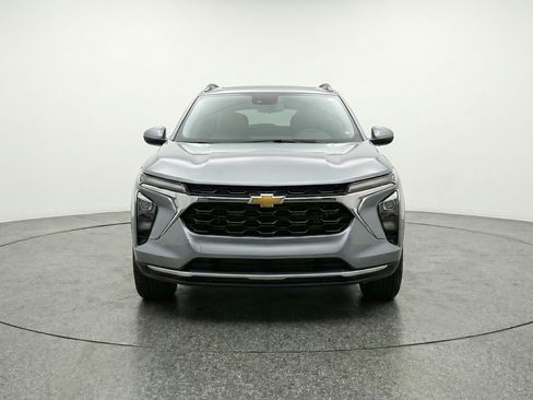 Used 2025 Chevrolet Trax LT w/ LT Convenience Package image 2