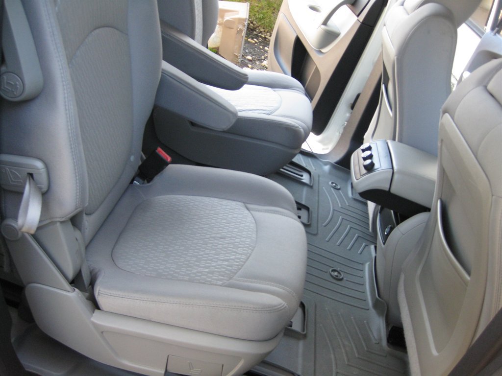 Used 2012 GMC Acadia SLE FWD image 32