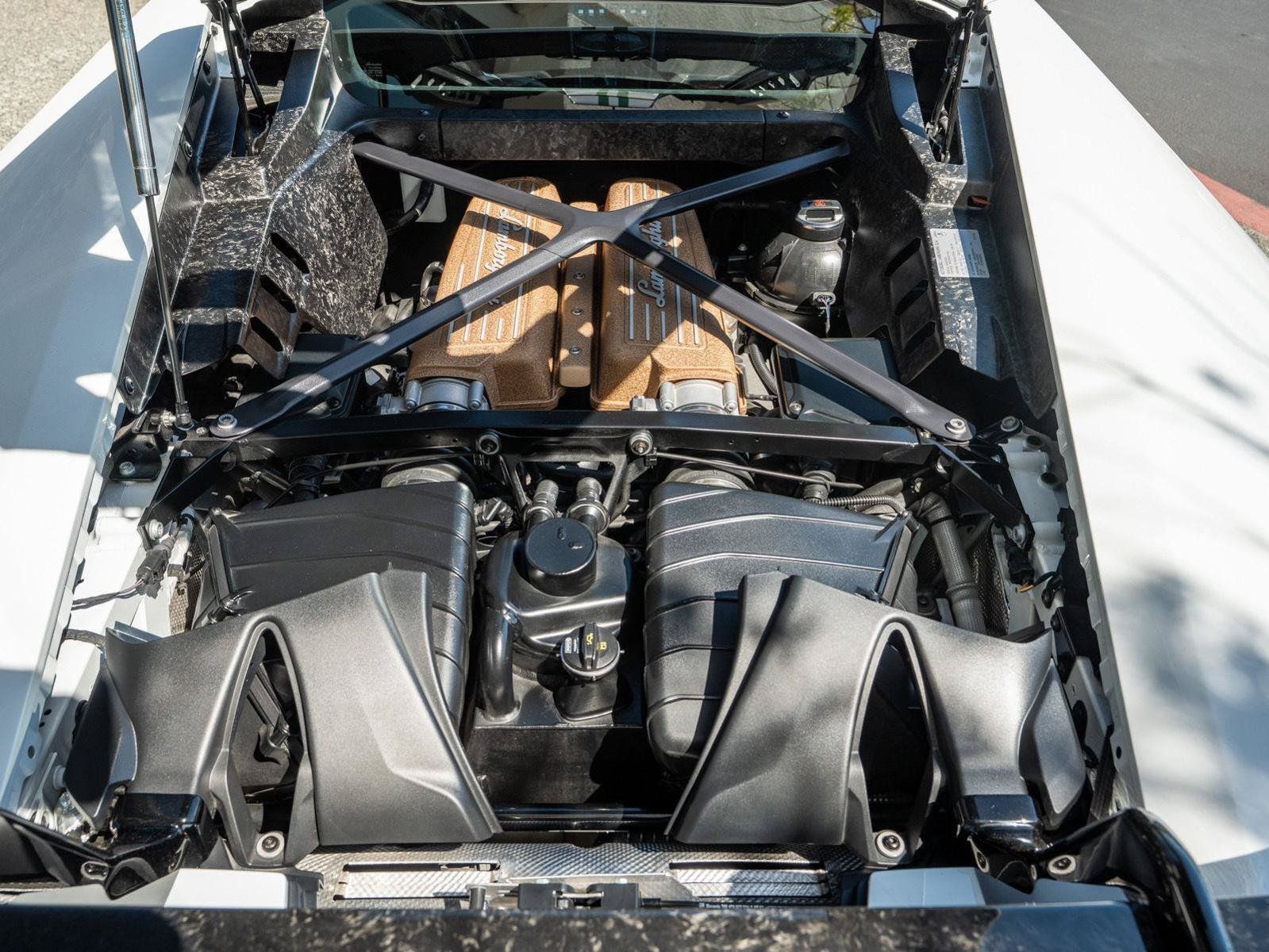 Used 2018 Lamborghini Huracan Performante AWD/4WD image 28