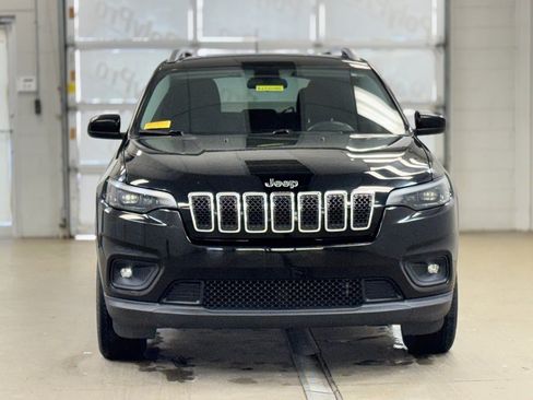Used 2019 Jeep Cherokee Latitude w/ Cold Weather Group image 2