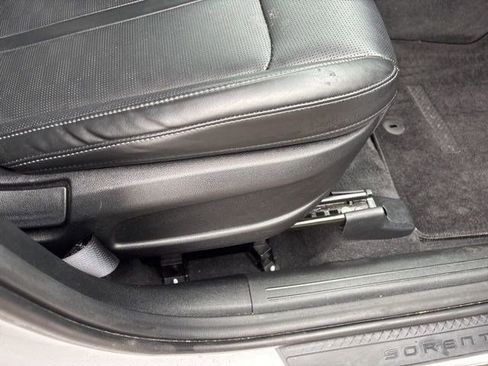 Used 2024 Kia Sorento S image 42