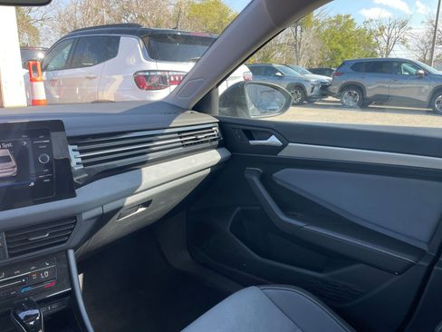 Used 2025 Volkswagen Jetta SE image 36