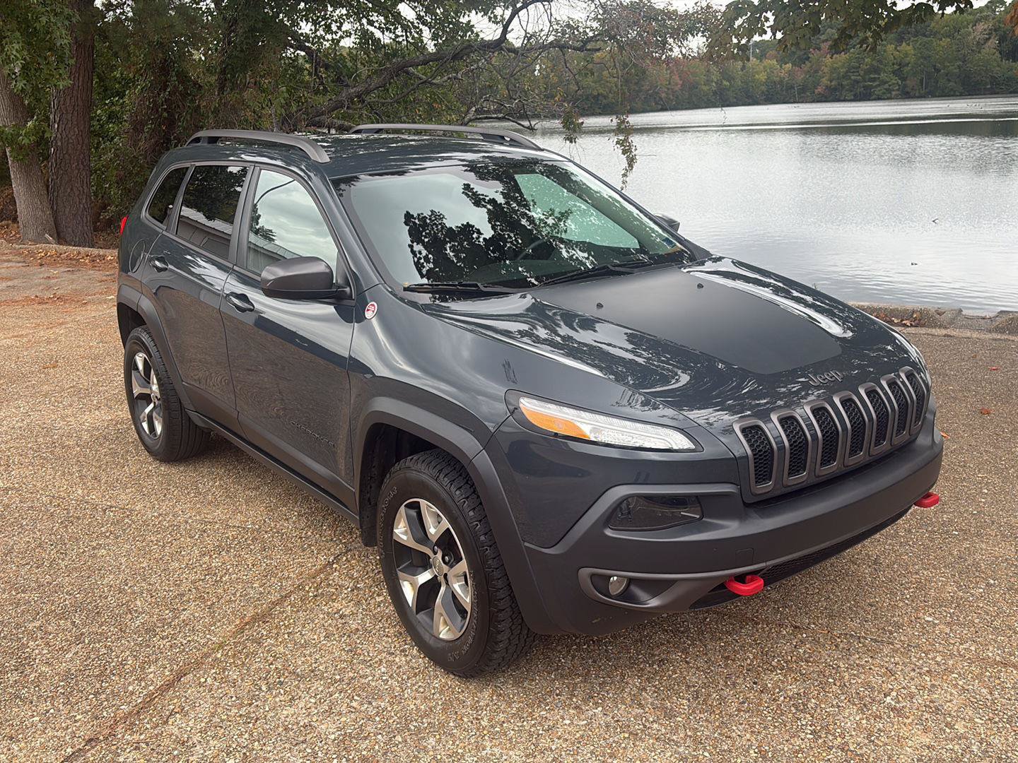 Used 2016 Jeep Cherokee Trailhawk w/ Leather Interior Group AWD/4WD image 2