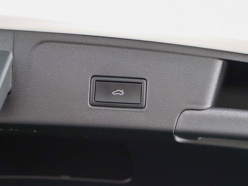 Used 2024 Volkswagen Atlas Cross Sport SE FWD image 30