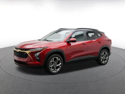 Used 2025 Chevrolet Trax LT FWD image 3