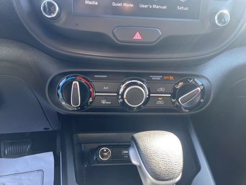 Used 2025 Kia Soul LX w/ LX Technology Package FWD image 25