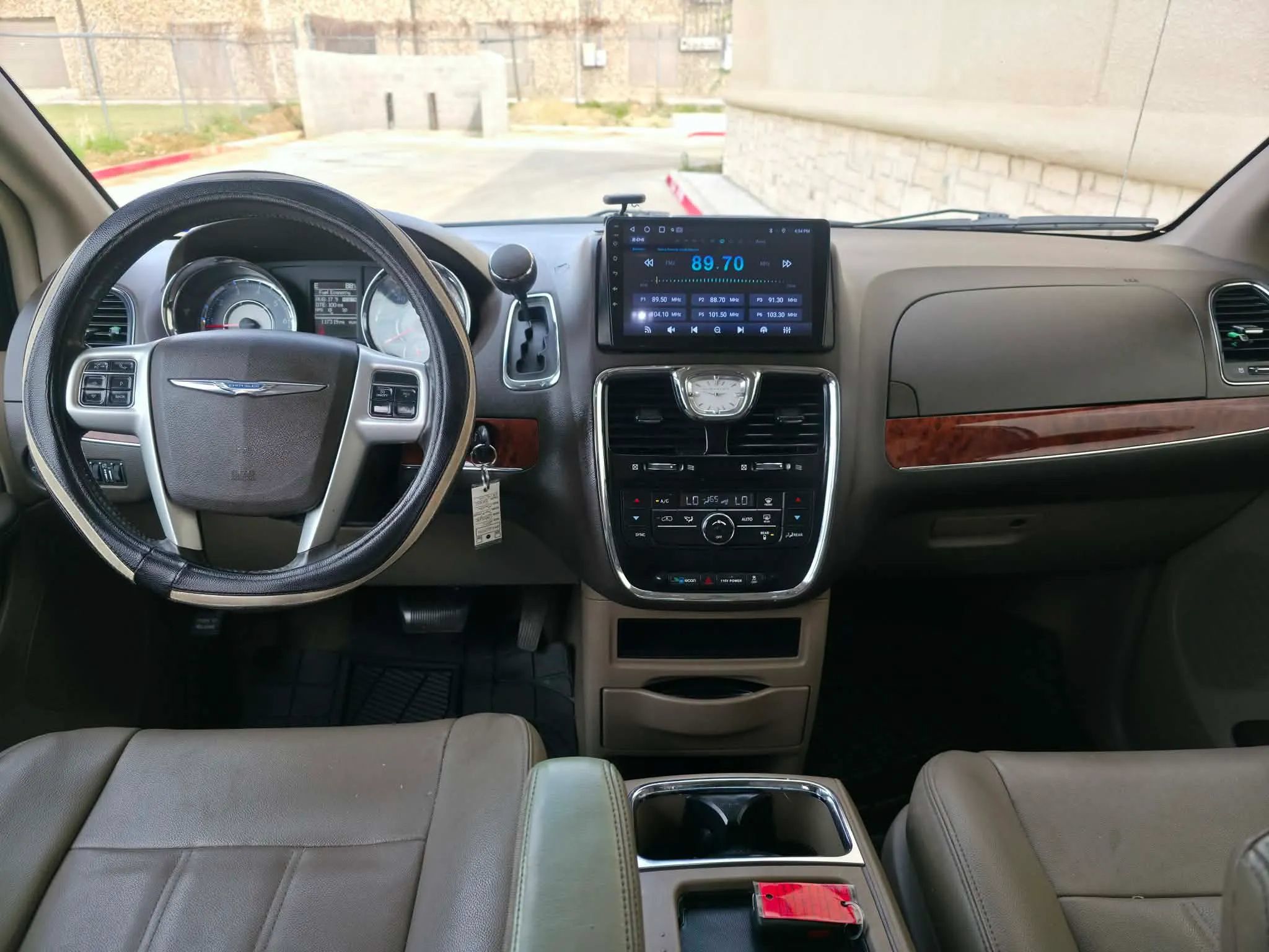 Used 2014 Chrysler Town & Country Touring FWD image 13