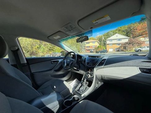 Used 2015 Hyundai Elantra SE image 28