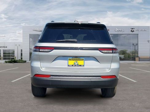 New 2026 Jeep Grand Cherokee Altitude image 4