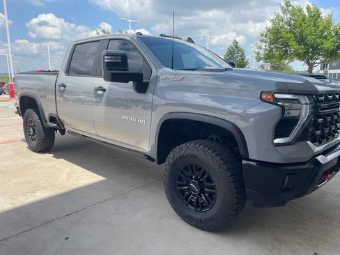 Used 2024 Chevrolet Silverado 2500 ZR2 w/ Technology Package AWD/4WD image 4