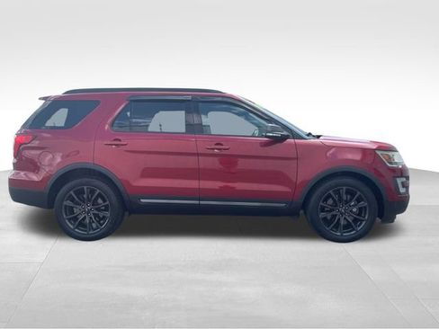 Used 2017 Ford Explorer XLT w/ Equipment Group 202A FWD image 6