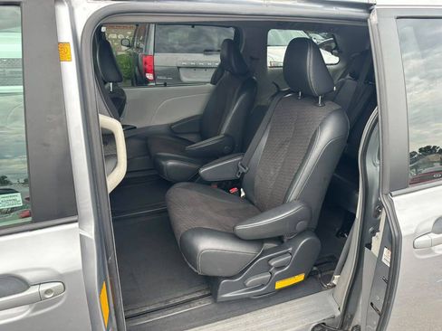 Used 2012 Toyota Sienna SE FWD image 19