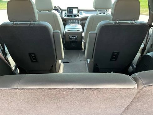 Used 2022 Chevrolet Suburban Z71 w/ Luxury Package AWD/4WD image 6