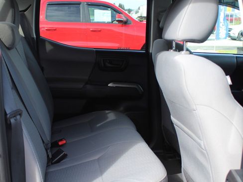 Used 2016 Toyota Tacoma SR5 w/ SR5 Appearance Package (SN) image 21