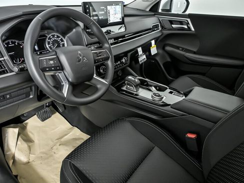 New 2026 Mitsubishi Outlander ES image 12