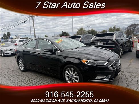 Used 2017 Ford Fusion SE w/ Fusion SE Technology Package image 1