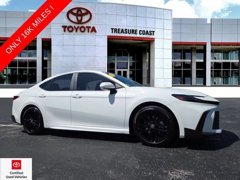 Certified 2025 Toyota Camry SE FWD image 1