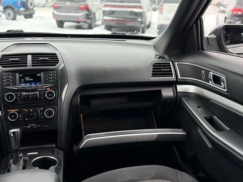 Used 2017 Ford Explorer XLT image 29