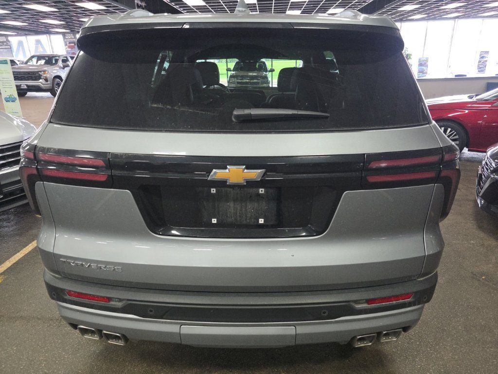 Used 2026 Chevrolet Traverse LT FWD image 3