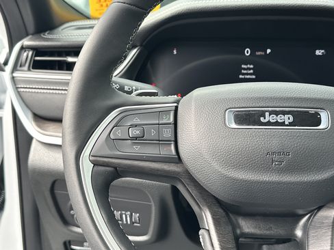 Used 2025 Jeep Grand Cherokee L Limited AWD/4WD image 27