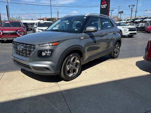 Used 2025 Hyundai Venue SEL FWD image 2