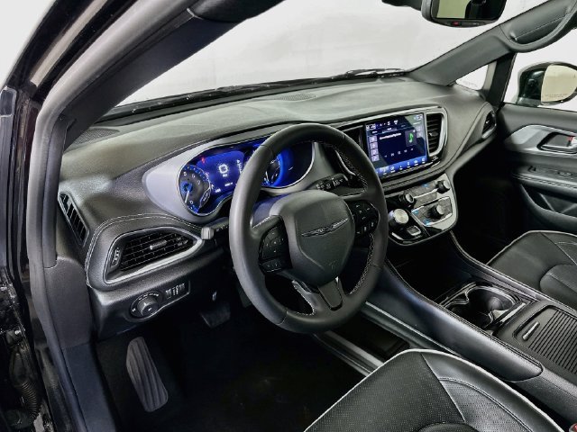 Used 2025 Chrysler Pacifica Limited FWD image 10