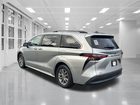 Used 2022 Toyota Sienna XLE image 7