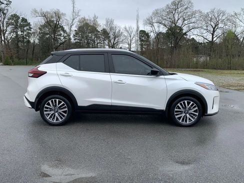 Used 2022 Nissan Kicks SV image 8
